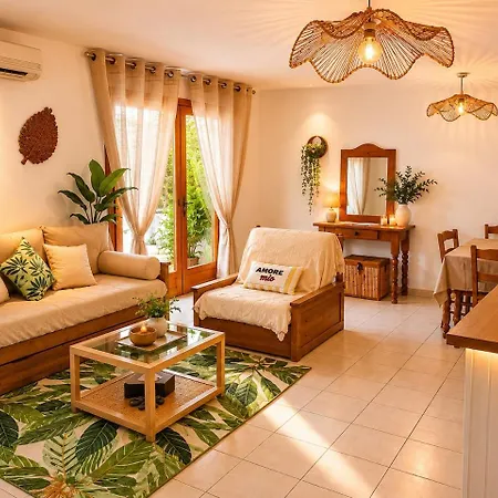 Elegant 2-bedroom With Pool And Access On Foot