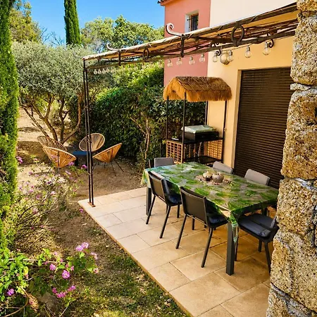 Elegant 2-bedroom With Pool And Access On Foot Apartman
