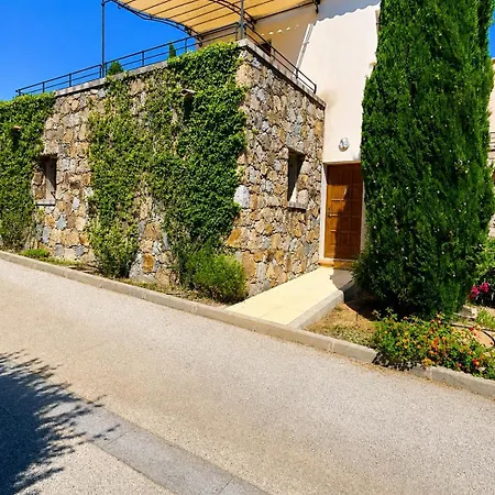 Elegant 2-bedroom With Pool And Access On Foot Apartman