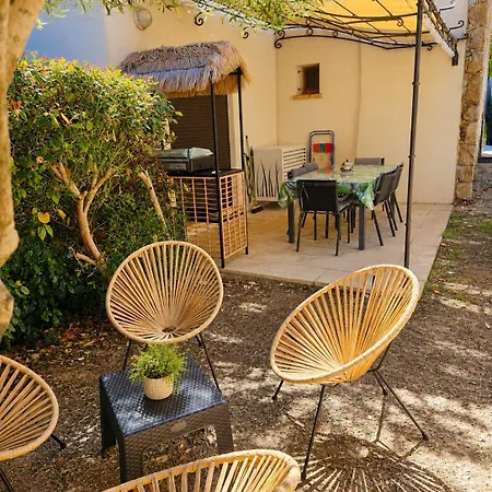 Elegant 2-bedroom With Pool And Access On Foot Apartman *